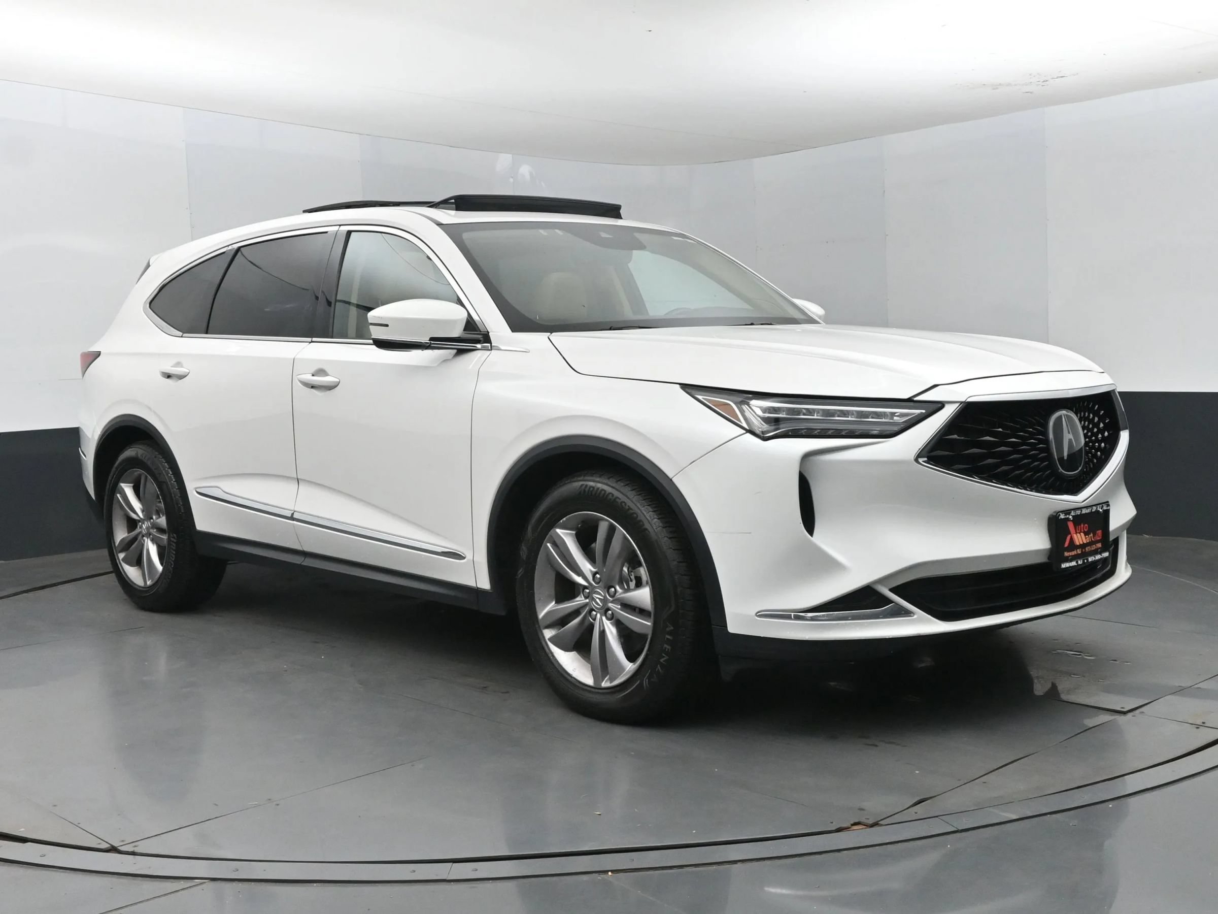 Used 2023 Acura MDX SH-AWD image 2