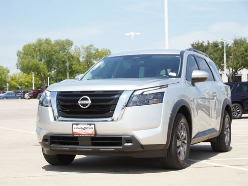 Used 2025 Nissan Pathfinder SV FWD image 4