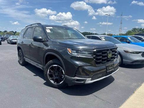 Used 2025 Honda Pilot TrailSport image 2