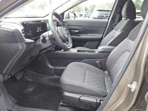 Used 2025 Nissan Kicks SV FWD image 3