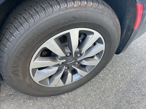 Used 2022 Chrysler Pacifica Touring-L image 13