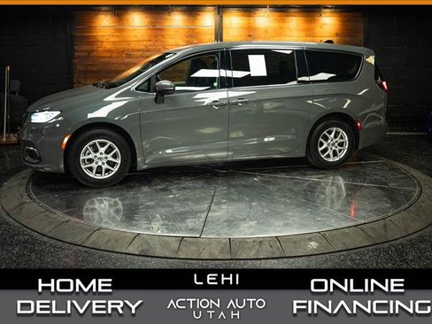 Used 2023 Chrysler Pacifica Touring-L FWD image 1