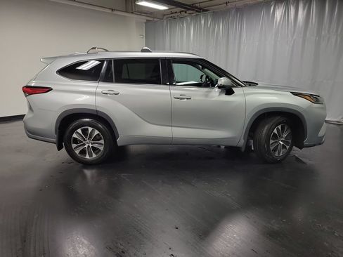 Used 2020 Toyota Highlander XLE AWD/4WD image 9