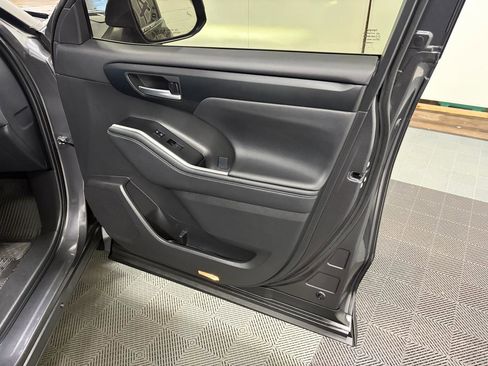 Used 2025 Toyota Highlander XLE image 12