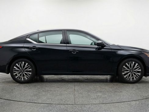 Used 2025 Nissan Altima 2.5 SV image 11