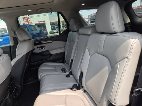 Used 2024 Honda Pilot Touring image 10