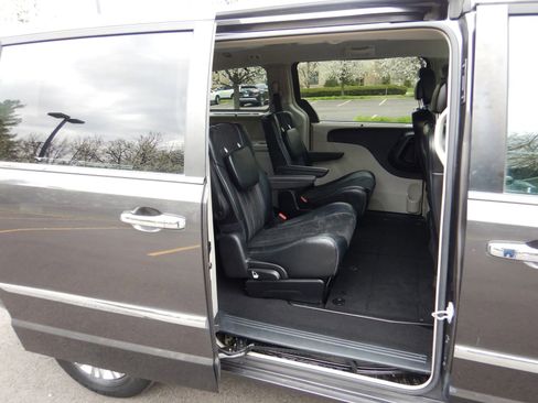 Used 2016 Chrysler Town & Country Limited FWD image 21