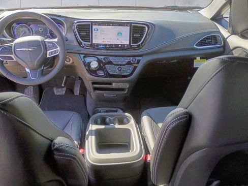 New 2026 Chrysler Pacifica Select image 11
