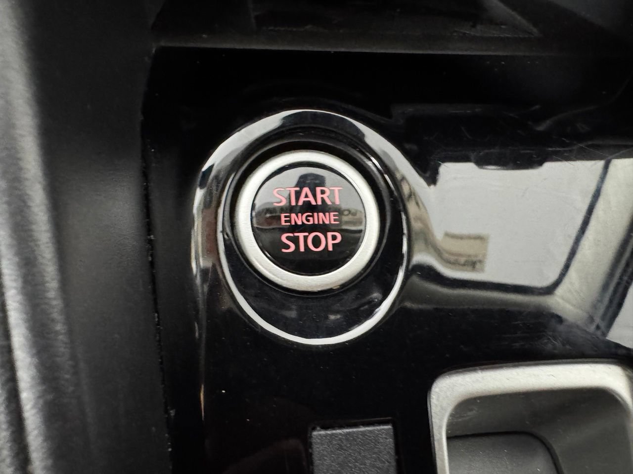 Used 2025 Nissan Versa SR FWD image 21