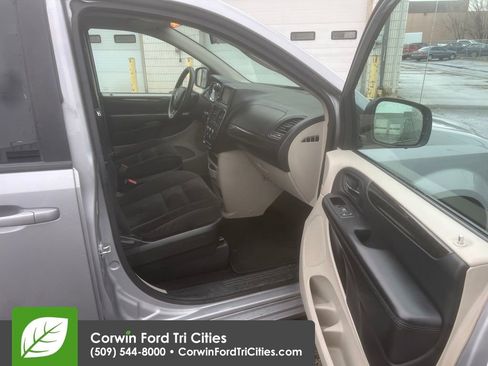Used 2018 Dodge Grand Caravan SE image 6