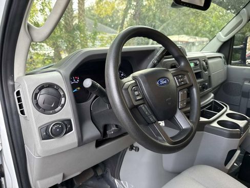 Used 2022 Ford E-350 and Econoline 350 Super Duty image 24