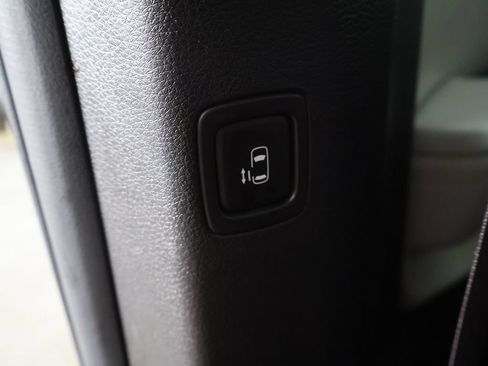 Used 2022 Kia Carnival LX FWD image 33