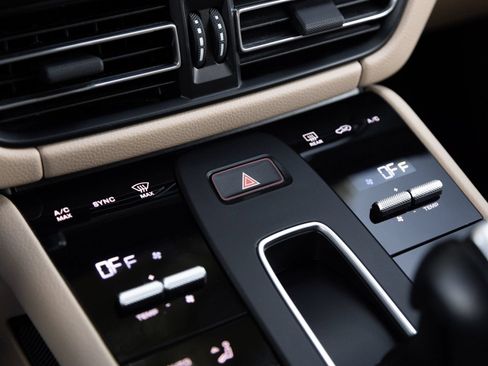 Certified 2023 Porsche Macan AWD/4WD image 25