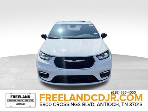 New 2025 Chrysler Pacifica Select image 2