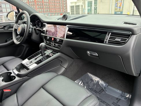 Certified 2026 Porsche Macan AWD/4WD image 23