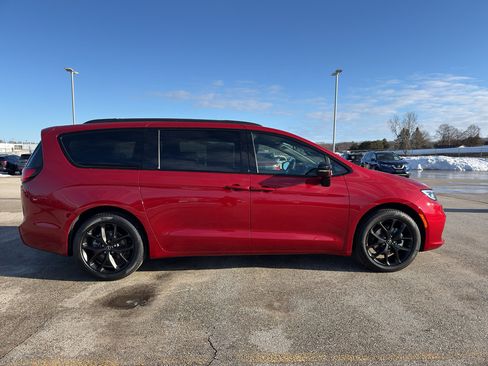New 2026 Chrysler Pacifica Select w/ S Appearance Package FWD image 4