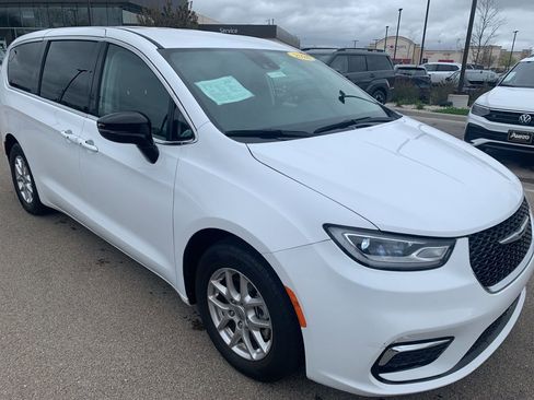 Used 2024 Chrysler Pacifica Touring-L FWD image 7