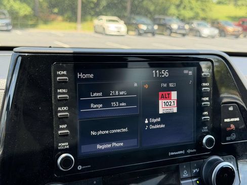 Used 2021 Toyota Highlander XLE AWD/4WD image 3