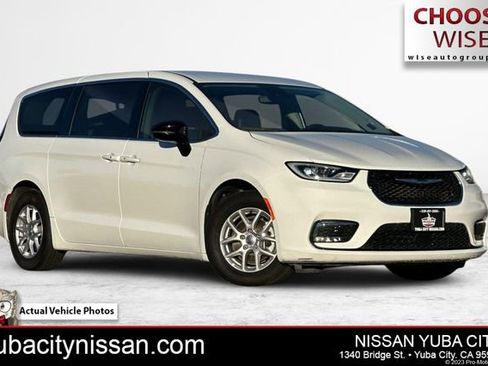 Used 2024 Chrysler Pacifica Touring-L image 1