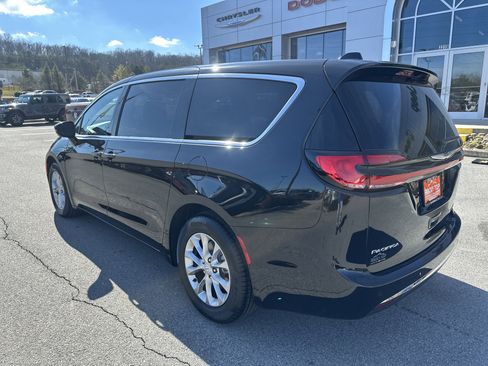 New 2026 Chrysler Pacifica Limited FWD image 9