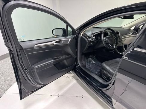Used 2017 Ford Fusion SE w/ Fusion SE Technology Package FWD image 9