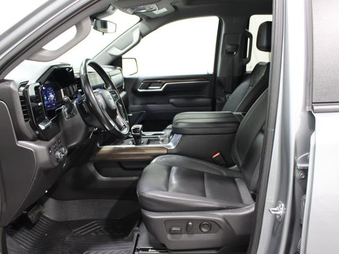 Used 2025 Chevrolet Silverado 1500 LT Trail Boss w/ Convenience Package II AWD/4WD image 3