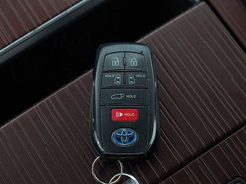 Used 2023 Toyota Sienna XLE image 28