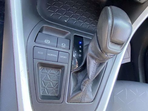 Used 2021 Toyota RAV4 XLE image 19