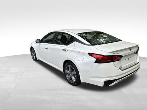 Used 2021 Nissan Altima 2.5 SV w/ SV Premium Package FWD image 3