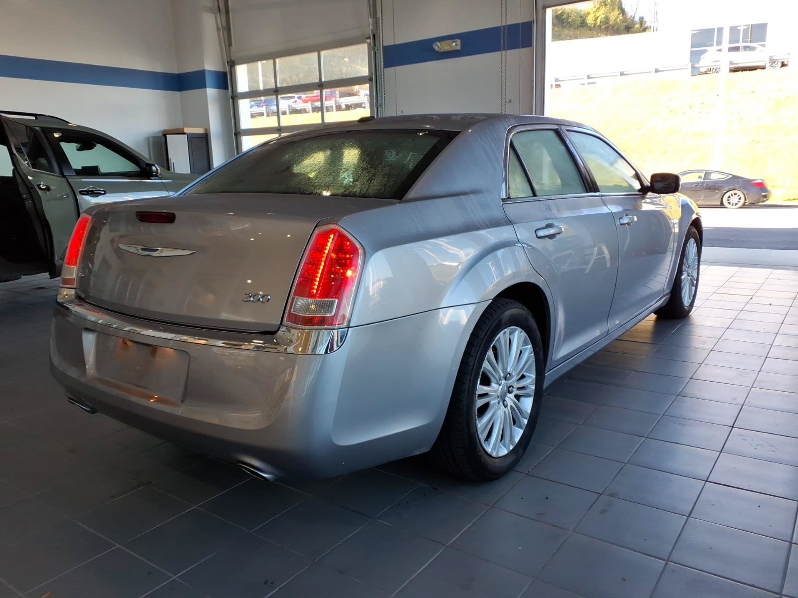 Used 2014 Chrysler 300 AWD w/ Driver Convenience Group image 5