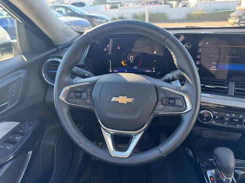 Used 2025 Chevrolet Trax LT w/ LT Convenience Package image 25