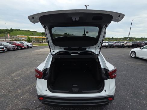 New 2026 Chevrolet Trax LT w/ Sunroof Package FWD image 32