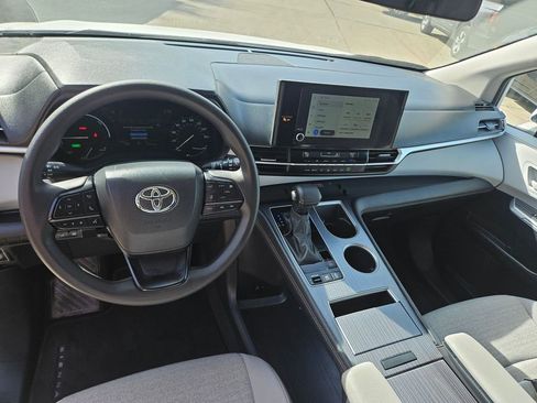 Used 2025 Toyota Sienna LE image 16
