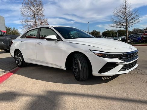 Used 2025 Hyundai Elantra Limited image 5
