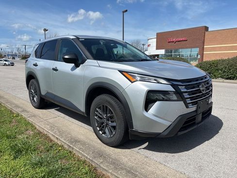 Used 2024 Nissan Rogue S image 2