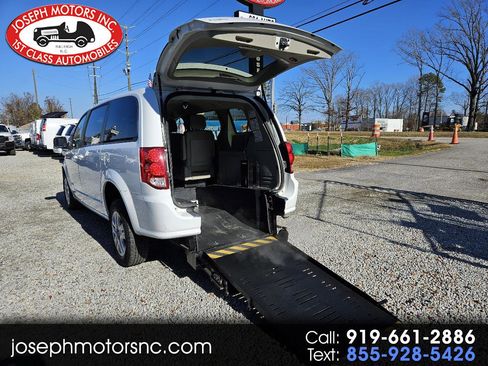 Used 2018 Dodge Grand Caravan SE image 1