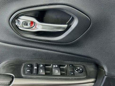 Used 2019 Jeep Cherokee Latitude w/ Popular Appearance Group FWD image 21