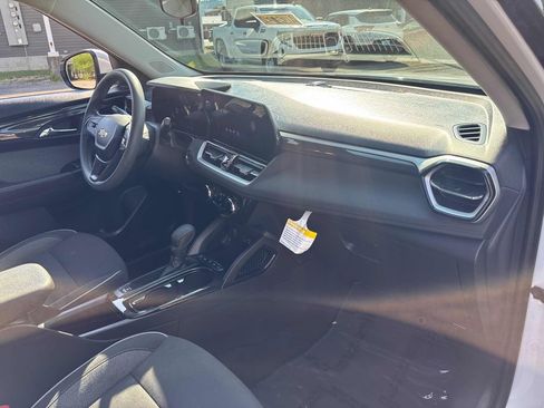 Used 2025 Chevrolet TrailBlazer LT AWD/4WD image 27