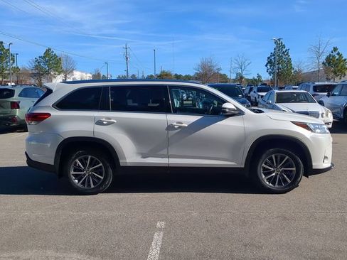 Used 2019 Toyota Highlander XLE image 3