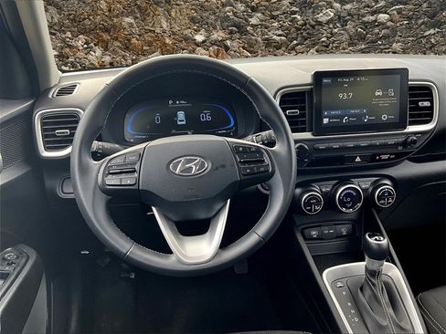 Used 2025 Hyundai Venue SEL image 5