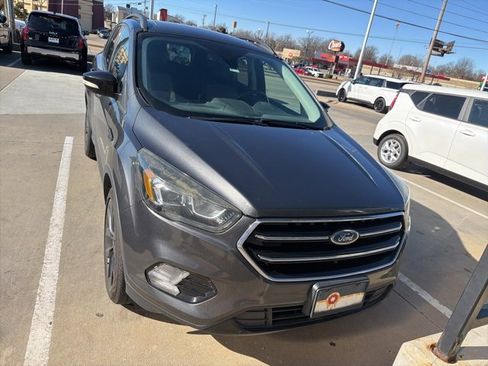 Used 2017 Ford Escape Titanium image 4