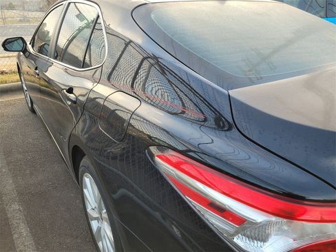 Used 2020 Toyota Camry LE image 3