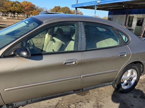 Used 2007 Ford Taurus SE image 2