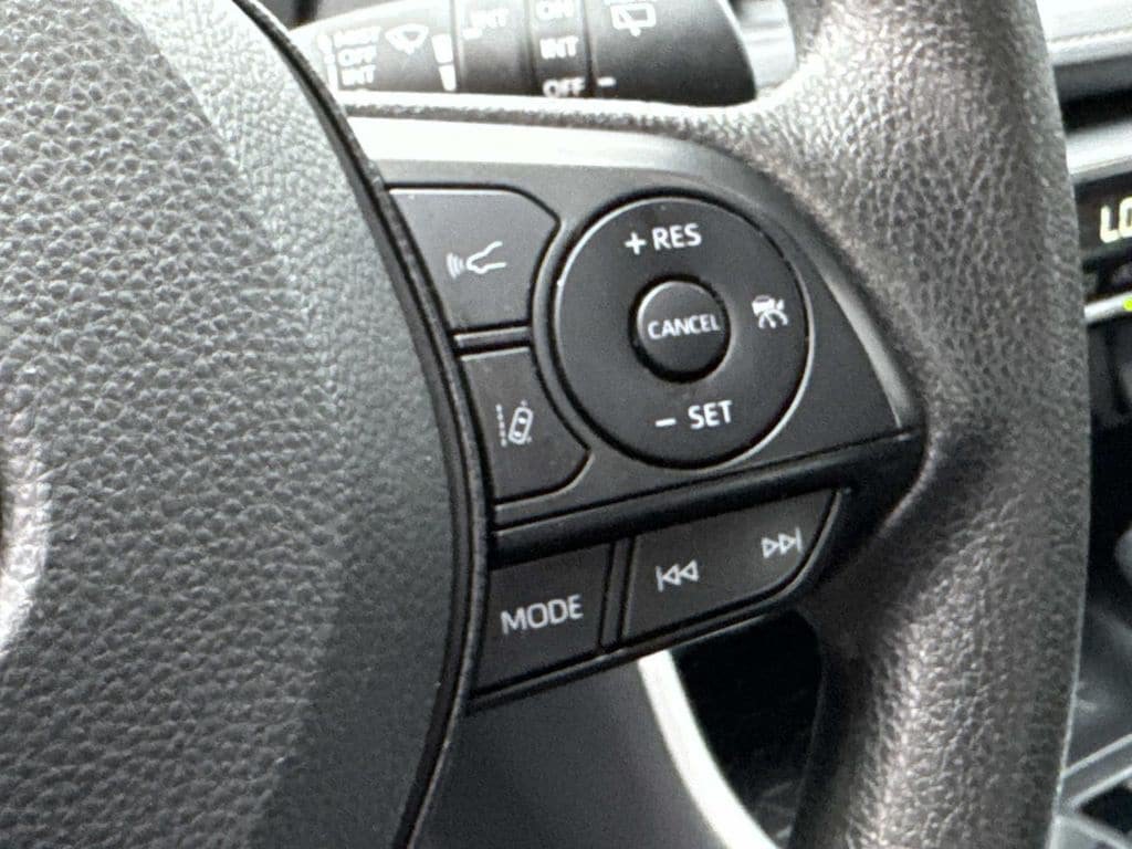 Used 2025 Toyota RAV4 XLE AWD/4WD image 31