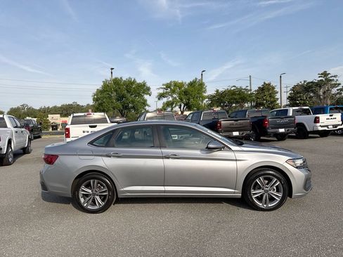 Used 2024 Volkswagen Jetta SE FWD image 2