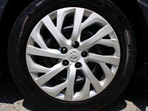 Used 2017 Toyota Corolla LE w/ Carpet Mat Package (TMS) FWD image 18