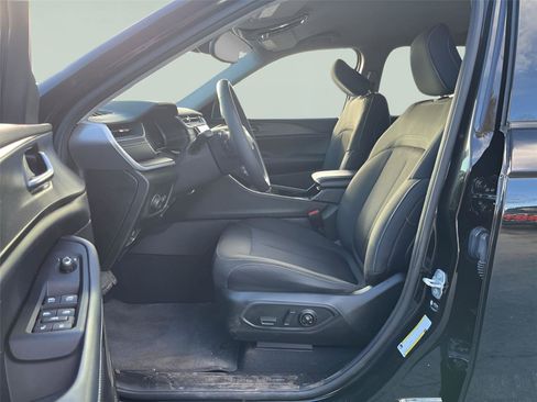 Used 2023 Jeep Grand Cherokee L Laredo image 25