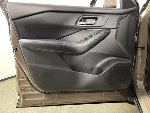 Used 2025 Nissan Rogue SV AWD/4WD image 17