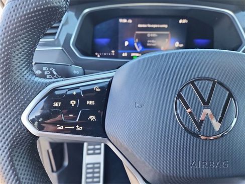 Certified 2022 Volkswagen Tiguan SE R-Line image 17