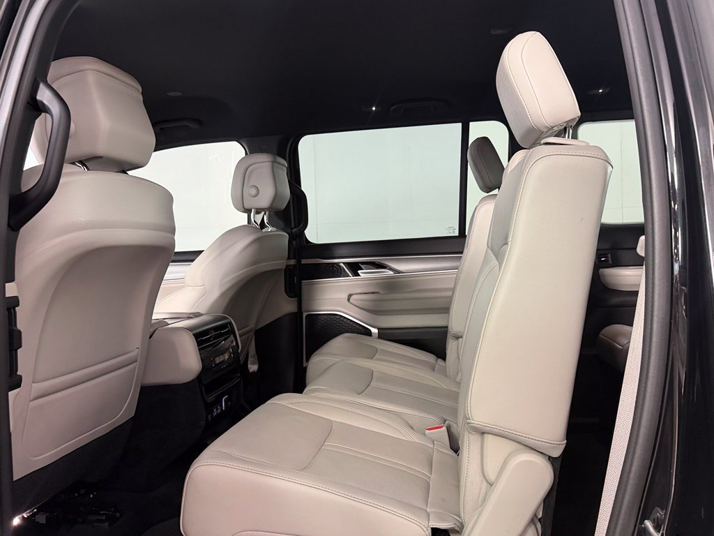 Used 2025 Jeep Wagoneer 4WD image 18